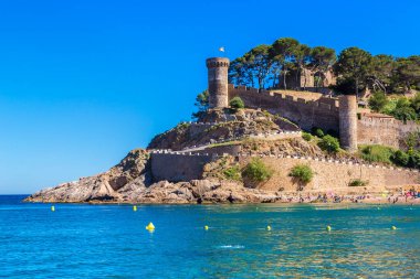 Tossa de Mar ve bir güzel yaz günü, Costa Brava, Katalonya, İspanya kale kumsalda