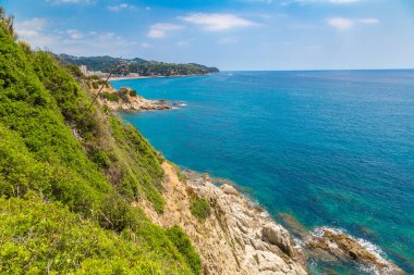 Sahil Lloret de Mar içinde bir güzel yaz gün, Costa Brava buzlu,