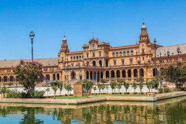 İspanyolca (Plaza de Espana) Meydanı'nda bir güzel yaz günü, İspanya Sevilla