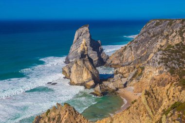 Cabo da Roca. Kayalıklarla ve kayalar bir güzel yaz günü, Portekiz Sintra'Atlantik Okyanusu kıyısında