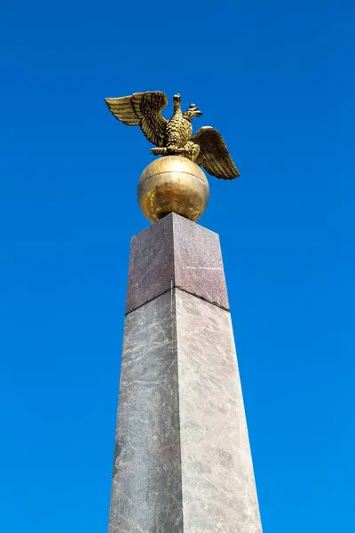 赫尔辛基 一个美丽的夏日 亚历山大柱上的双头鹰 — 图库照片