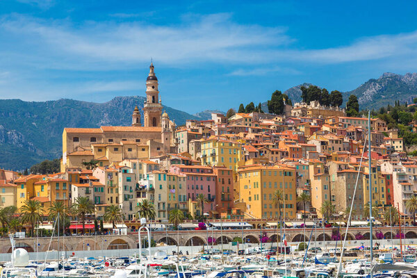 Красочный старый город и пляж в Мбаппе на Французской Ривьере в прекрасный летний день, Франция
