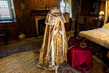 Hever, İngiltere - 10 Eylül 2023: Kraliçe I. Elizabeth 'in taç giyme cübbesi ve Tudor ve Anne Boleyn' in evi olan Ortaçağ Hever Şatosu, Kent, İngiltere