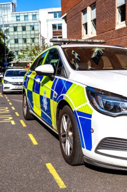 NOTTINGHAM, İngiltere - 4 Eylül 2023: Nottingham Polis Departmanı arabası Nottingham, İngiltere 'de güneşli bir günde cadde boyunca park etti