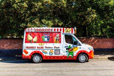 NOTTINGHAM, İngiltere - 4 Eylül 2023: Nottingham, İngiltere 'de güneşli bir günde dondurma satan yerel dondurma satıcısı minibüsü