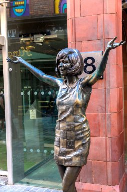 LiVERPOOL, İngiltere - 16 AĞUSTOS 2023: İngiltere 'nin Liverpool kentindeki Mathew sokağındaki Mağara Kulübü yakınlarındaki Cilla Black Heykeli