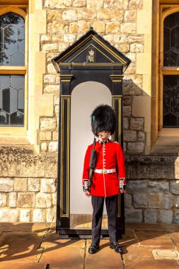 LONDON, İngiltere - 26 Eylül 2023 Londra, İngiltere 'de güneşli bir günde Londra Kulesi' nde görev yapan geleneksel tören üniformalı Kraliyet Muhafızları