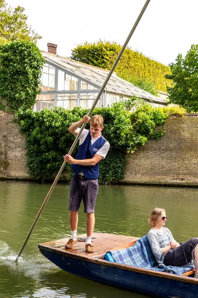stock image CAMBRIDGE, UK - SEPTEMBER 6, 2023: Punting boat on the river Cam in a sunny day in Cambridge, University of Cambridge, England, United Kingdom