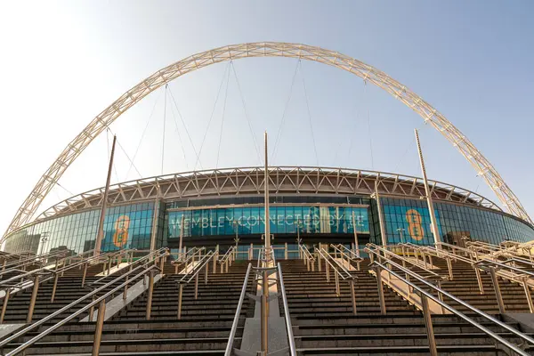 LONDON, İngiltere - 7 Eylül 2023: Wembley Stadyumu, Wembley Park, Londra güneşli bir günde, İngiltere