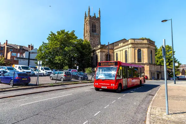 Derby Storbritannien September 2023 Kollektivtrafik Buss Och Derby Cathedral Bakgrunden Stockfoto