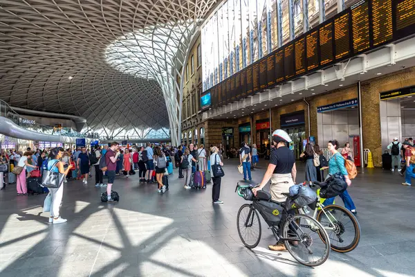 London September 2023 Menschen Betrachten Den Abflugplan Bahnhof Kings Cross Stockbild