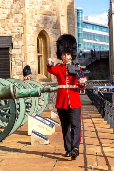 Londen September 2023 Koninklijke Garde Het Traditionele Ceremoniële Uniform Tower Stockfoto