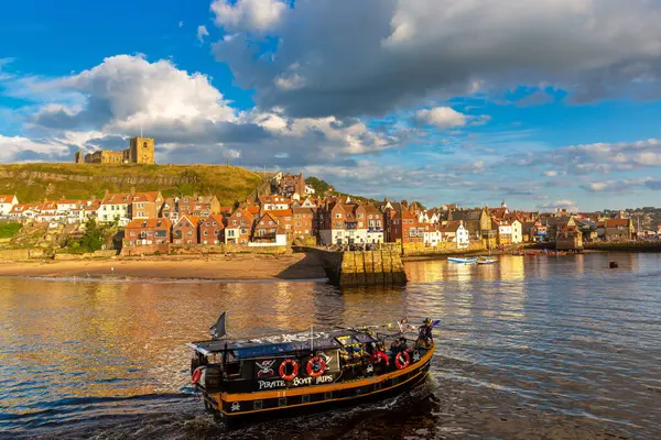 Whitby August 2022 Whitby Abbey Pirate Boat Trips Whitby Popular Stock Snímky