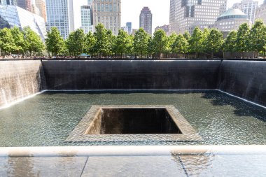 NEW YORK CITY, ABD - 29 Mart 2020: 9 / 11 Memorial Park New York, New York, ABD