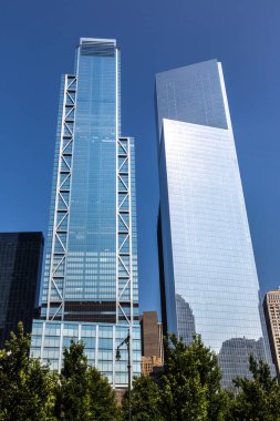 NEW YORK CITY, ABD - 29 Mart 2020: New York, ABD 'de Üç Dünya Ticaret Merkezi ve Dört Dünya Ticaret Merkezi Kuleleri