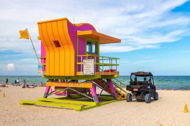 MIAMI BEACH, ABD - 29 Mart 2020: Cankurtaran kulesi ve güneşli bir günde Miami Beach, Florida 'da bir sahil kurtarma aracı