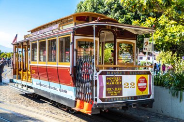 SAN FRANCISCO, ABD - 29 Mart 2020: San Francisco, Kaliforniya, ABD 'deki Cable Car tramvayı