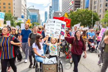 TORONTO, CANADA - 27 Eylül 2019: İklim için Küresel Grev ve Toronto, Ontario, Kanada 'da İklim Adaleti Yürüyüşü