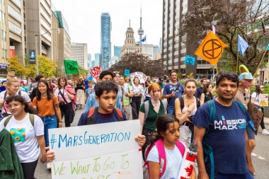 TORONTO, CANADA - 27 Eylül 2019: İklim için Küresel Grev ve Toronto, Ontario, Kanada 'da İklim Adaleti Yürüyüşü