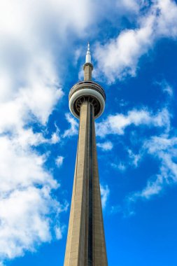 TORONTO, Kanada - 2 Nisan 2020: Güneşli bir günde Toronto 'daki CN Kulesi, Ontario, Kanada