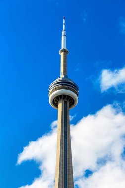 TORONTO, Kanada - 2 Nisan 2020: Güneşli bir günde Toronto 'daki CN Kulesi, Ontario, Kanada