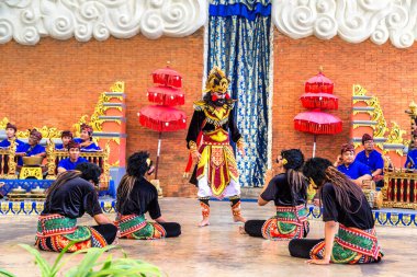 BALI, INDONEZYA - 28 Şubat 2020: Endonezya Bali 'deki GWK Garuda Wisnu Kencana Kültür Parkı' nda geleneksel bale dansı