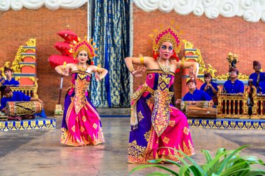BALI, INDONEZYA - 28 Şubat 2020: Endonezya Bali 'deki GWK Garuda Wisnu Kencana Kültür Parkı' nda geleneksel bale dansı