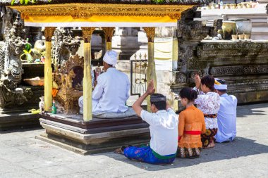 BALI, INDONEZYA - 28 Şubat 2020: Endonezya 'nın Bali kentindeki Pura Tirta Empul Tapınağı' nda namaz kılan insanlar