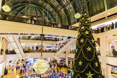DUBAI, BAE - 25 Aralık 2019: Dubai, Birleşik Arap Emirlikleri 'ndeki Emirlikler Merkezi' nde Noel ağacı