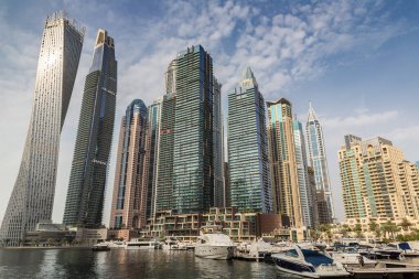 DUBAI, BAE - 5 Nisan 2020 Dubai Marina güneşli bir günde, Dubai, Birleşik Arap Emirlikleri