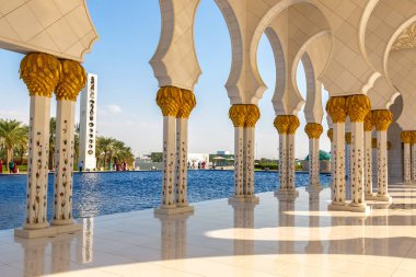 ABU DHABI, BİRLİK ARAB EMIRATES - 31 Ocak 2019: Abu Dabi 'deki Şeyh Zayed Büyük Camii, Birleşik Arap Emirlikleri