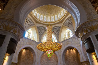 ABU DHABI, BİRLİK ARAB EMIRATES - 31 Ocak 2019: Abu Dabi 'deki Şeyh Zayed Büyük Camii, Birleşik Arap Emirlikleri