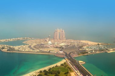 ABU DHABI, BİRLİK ARAB EMIRATES - 31 Ocak 2020: Abu Dabi 'deki Marina adasının panoramik hava manzarası, Birleşik Arap Emirlikleri