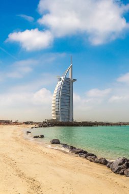 DUBAI, BİRLİK ARAB EMIRATES - 31 Ocak 2020: Burj Al Arab, güneşli bir günde Dubai 'deki ilk yedi yıldızlı lüks otel, Birleşik Arap Emirlikleri