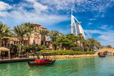 DUBAI, BİRLİK ARAB EMIRATES - 31 HAZİRAN 2020: Birleşik Arap Emirlikleri, Dubai 'de bir yaz günü, Madinat Jumeirah lüks otelinden Burj Al-Arap oteline bakın