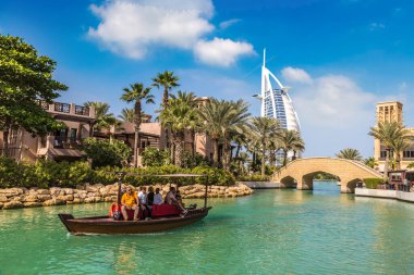 DUBAI, BİRLİK ARAB EMIRATES - 31 HAZİRAN 2020: Birleşik Arap Emirlikleri, Dubai 'de bir yaz günü, Madinat Jumeirah lüks otelinden Burj Al-Arap oteline bakın