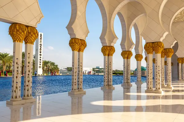 ABU DHABI, BİRLİK ARAB EMIRATES - 31 Ocak 2019: Abu Dabi 'deki Şeyh Zayed Büyük Camii, Birleşik Arap Emirlikleri