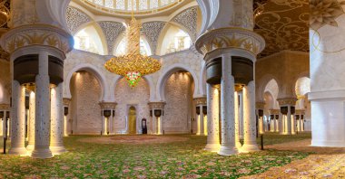 ABU DHABI, BİRLİK ARAB EMIRATES - 31 Ocak 2020: Abu Dabi, Birleşik Arap Emirlikleri 'ndeki Şeyh Zayed Büyük Camii Panorama