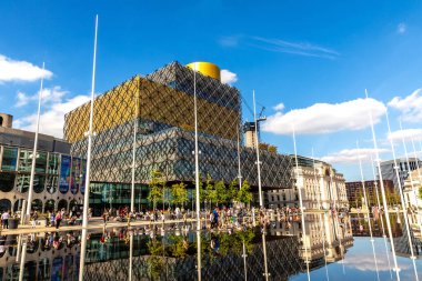 Birmingham, İngiltere, Birmingham 'da güneşli bir günde Birmingham Kütüphanesi, 3 Eylül 2023