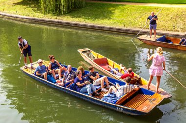 CAMBRIDGE, İngiltere - SEPTEMBER 6, 2023: Cambridge Üniversitesi, İngiltere, İngiltere 'de güneşli bir günde Cam nehrinde tekne gezisi