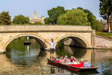 CAMBRIDGE, İngiltere - SEPTEMBER 6, 2023: Cambridge 'deki Cam ve Trinity Köprüsü' nde tekne gezisi, Cambridge Üniversitesi, İngiltere