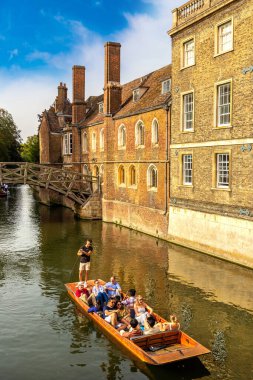 CAMBRIDGE, İngiltere - SEPTEMBER 6, 2023: Cambridge Üniversitesi, İngiltere, İngiltere 'de Cam nehri ve Matematik Köprüsü' nde tekne gezisi