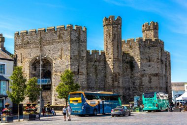 CAERNARFON, İngiltere - 17 AĞUSTOS 2023: Galler, İngiltere 'de güzel bir yaz gününde Caernarfon Kalesi