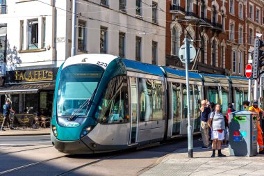NOTTINGHAM, İngiltere - 4 Eylül 2023: Günümüz şehir tramvayı Nottingham, İngiltere 'de güneşli bir günde