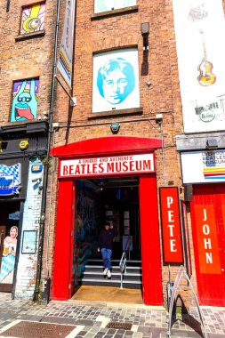 LIVERPOOL, İngiltere - 16 AĞUSTOS 2023: güneşli bir günde Liverpool Beatles Müzesi