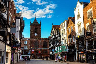 CHESTER, UK - 16 AĞUSTOS 2023: Tarihsel Chester şehri ve Tudor tarzı yarım keresteli evler gün batımında Chester, İngiltere