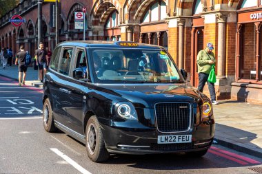 LONDON, İngiltere - 7 Eylül 2023: Londra taksisi (Black Cab) bir yaz günü, İngiltere