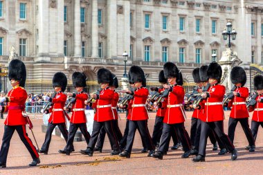 LONDON, İngiltere - 8 Eylül 2023: Güneşli bir günde Londra 'daki Buckingham Sarayı önünde muhafız seremonisinin değiştirilmesi