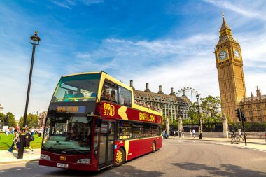 LONDON, İngiltere - 8 Eylül 2023: BÜYÜK VE Londra 'nın Sembolü - Büyük Ben, İngiltere, İngiltere' de güneşli bir günde