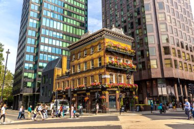 LONDON, İngiltere - 8 Eylül 2023: Güneşli bir günde Londra 'da gökdelenlerle çevrili Albert eski Viktorya barında